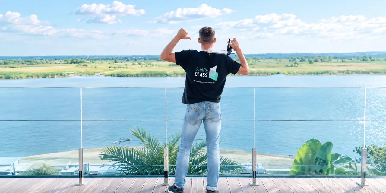 Das Team von Space Glass an einem fertigen Objekt mit Glasgeländer