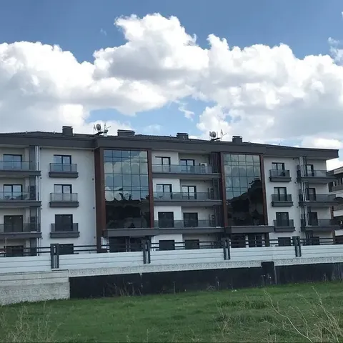 Прозорий балкон BALCONMAX зі скляною огорожею та розсувним склінням
