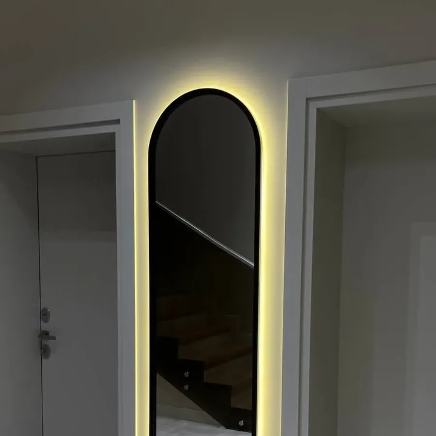 Высокое зеркало в чёрной раме с LED-подсветкой — проект Space Glass