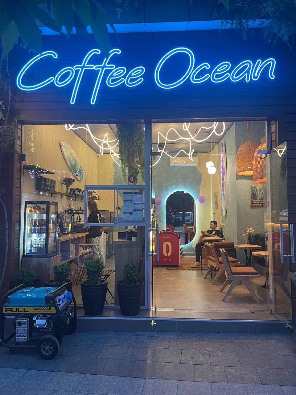 Скляний фасад кав’ярні Coffee Ocean на Аркадійській алеї в Одесі