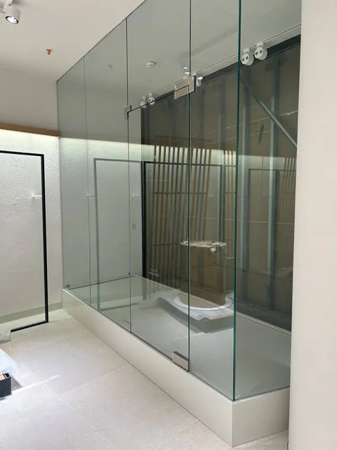 Скляна вітрина на білому подіумі в торговому залі магазину