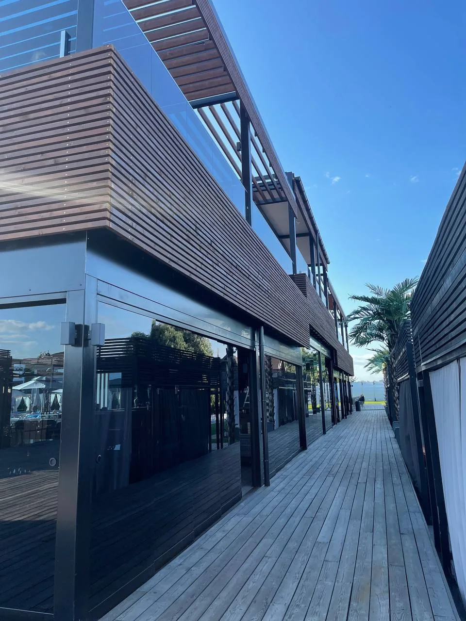 Panoramic view of the frameless glazing