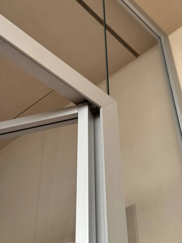 Вузол перегородки під скосом стелі