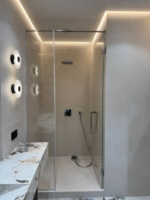 Мінімалістична душова перегородка в нішу з прихованою LED-підсвіткою по контуру стелі