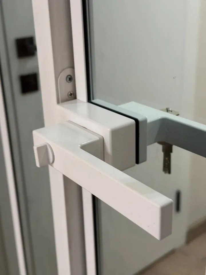 Ручка з замком на дверях гардеробу