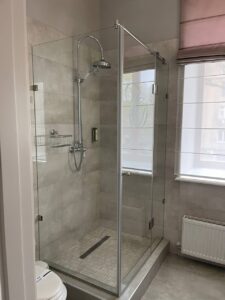 Прозора душова перегородка з індивідуальним дизайном
