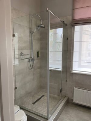 Прозора душова перегородка з індивідуальним дизайном